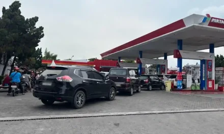 SPBU Medan Dipenuhi Antrean Panjang, Apa Penyebabnya?